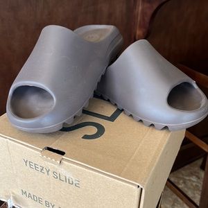 Yeezy slides women's size 6, in brown